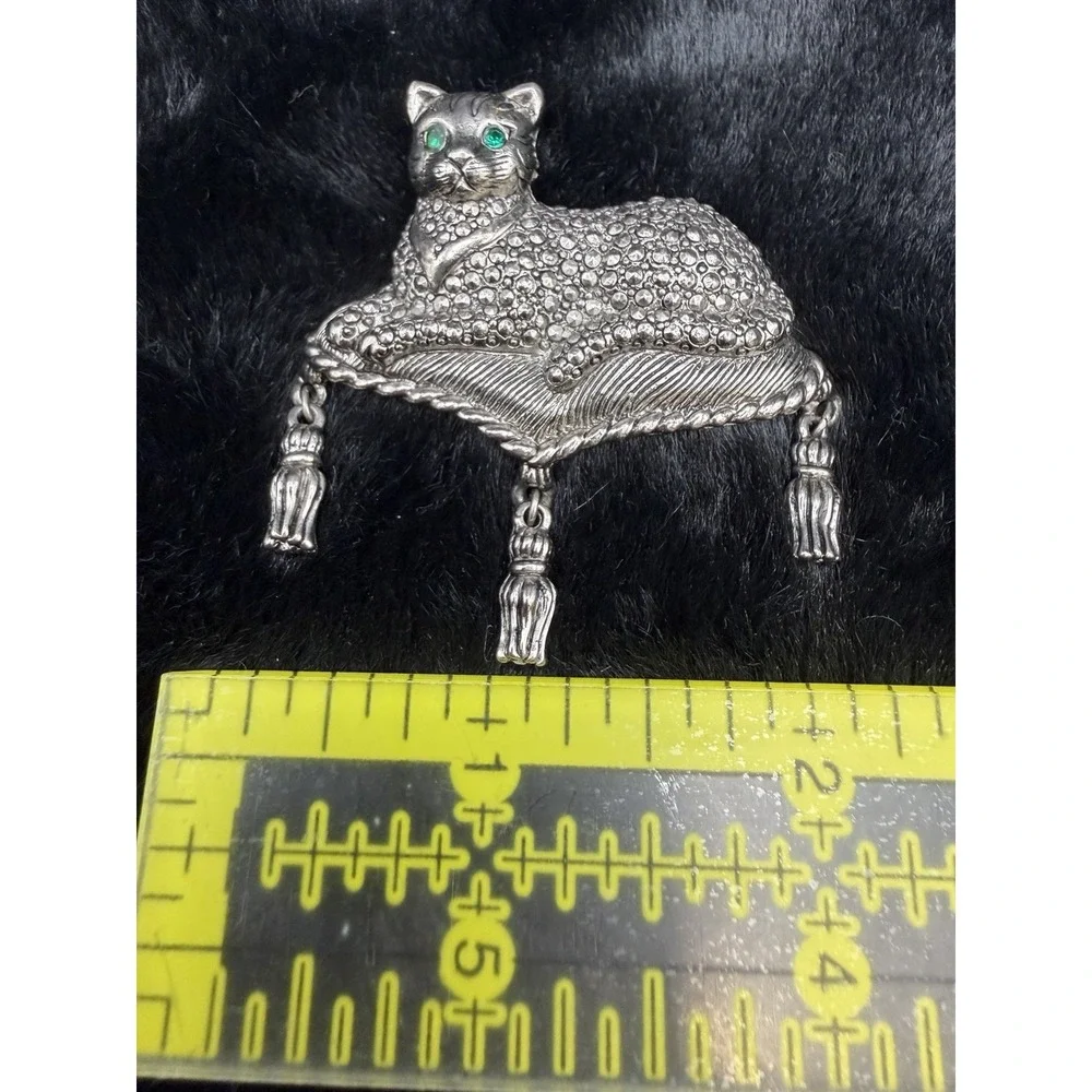 Vintage Avon Marcasite cat brooch silver green eye cat on‎ a tassel pillow 2x2
